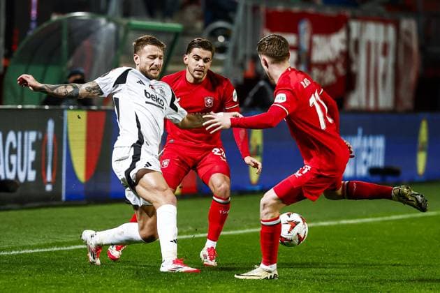 ENSCHEDE - (l-r) Ciro Immobile of Besiktas JK, Bart van Rooij of FC Twente, Daan Rots of FC Twente during the UEFA Europa League match between FC Twente and Besiktas JK at Stadion De Grolsch Veste on Jan. 30, 2025 in Enschede, Netherlands. ANP VINCENT JANNINK UEFA Europa League 2024 25 League Phase MD8 2024 25 xVIxANPxSportx xxANPxIVx 518737285 originalFilename: 518737285.jpg