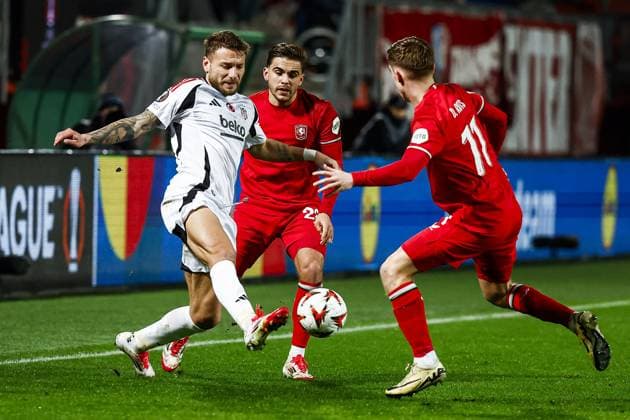 ENSCHEDE - (l-r) Ciro Immobile of Besiktas JK, Bart van Rooij of FC Twente, Daan Rots of FC Twente during the UEFA Europa League match between FC Twente and Besiktas JK at Stadion De Grolsch Veste on Jan. 30, 2025 in Enschede, Netherlands. ANP VINCENT JANNINK UEFA Europa League 2024 25 League Phase MD8 2024 25 xVIxANPxSportx xxANPxIVx 518737301 originalFilename: 518737301.jpg