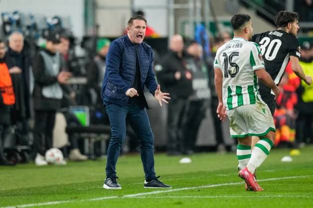2025-01-30 Ferencvaros v AZ Alkmaar - UEFA Europa League BUDAPEST, HUNGARY - JANUARY 30: Head coach Robbie Keane of Ferencvaros shouts during the UEFA Europa League match between Ferencvaros and AZ Alkmaar at Ferencvaros Stadion on January 30, 2025 in Budapest, Hungary. Budapest Ferencvaros Stadion Hungary Content not available for redistribution in The Netherlands directly or indirectly through any third parties. Copyright: xEdxvanxdexPolx