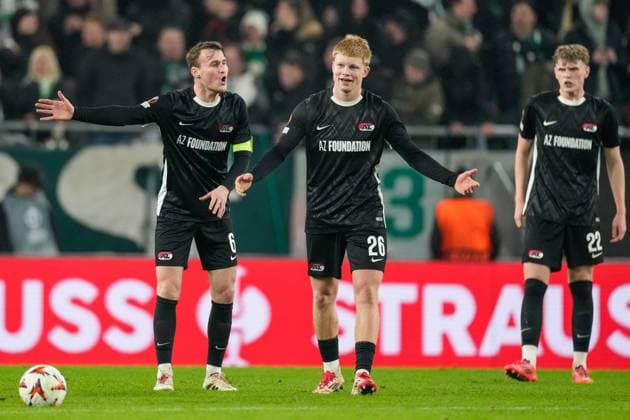 2025-01-30 Ferencvaros v AZ Alkmaar - UEFA Europa League BUDAPEST, HUNGARY - JANUARY 30: Peer Koopmeiners of AZ shouts to Kees Smit of AZ during the UEFA Europa League match between Ferencvaros and AZ Alkmaar at Ferencvaros Stadion on January 30, 2025 in Budapest, Hungary. Budapest Ferencvaros Stadion Hungary Content not available for redistribution in The Netherlands directly or indirectly through any third parties. Copyright: xEdxvanxdexPolx