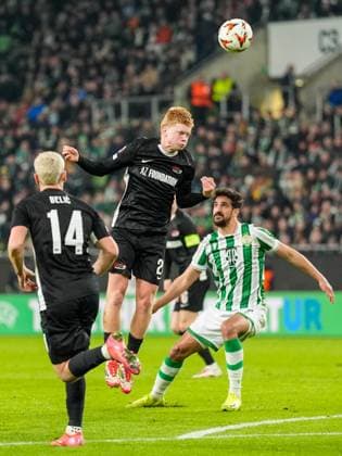 2025-01-30 Ferencvaros v AZ Alkmaar - UEFA Europa League BUDAPEST, HUNGARY - JANUARY 30: Kees Smit of AZ jumps for the ball during the UEFA Europa League match between Ferencvaros and AZ Alkmaar at Ferencvaros Stadion on January 30, 2025 in Budapest, Hungary. Budapest Ferencvaros Stadion Hungary Content not available for redistribution in The Netherlands directly or indirectly through any third parties. Copyright: xEdxvanxdexPolx