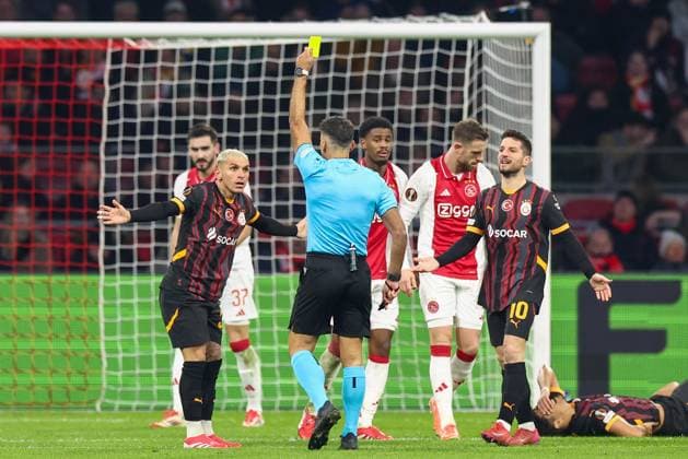 AMSTERDAM, 30-01-2025 , JohanCruijff Arena, football, UEFA Europa League, season 2024 2025, referee Jesus Gil Manzano shows yellow card to Galatasaray player Lucas Torreira during the match Ajax - Galasataray, Ajax - Galatasaray  x27628201x Copyright:
