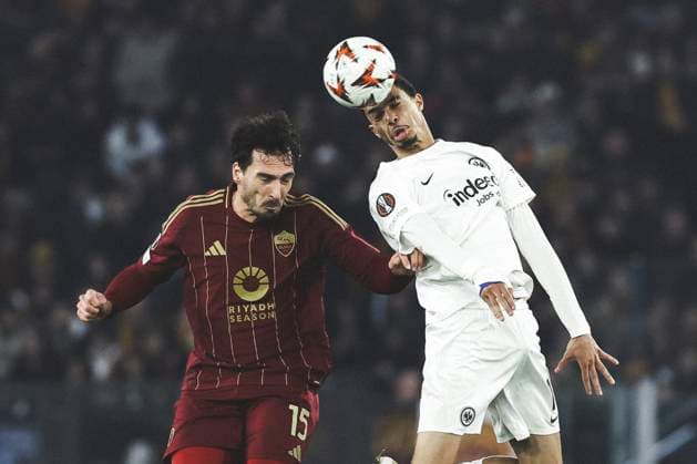 UEFA Europa League phase match day 8 AS Roma vs Eintracht Frankfurt Eintracht Frankfurt s French forward Hugo Ekitike challenges for the ball with Roma™s German defender Mats Hummels during UEFA Europa League phase match day 8 between AS Roma vs Eintracht Frankfurt at Olimpico stadium on November 07, 2024 in Rome, Italy. ABPH0905_1 Copyright: xAntonioxBalascox
