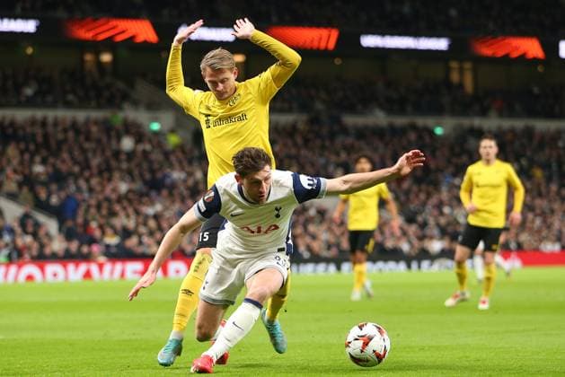 30th January 2025; Tottenham Hotspur Stadium, London, England; UEFA Europa League Football, Tottenham Hotspur versus Elfsborg; Ben Davies of Tottenham Hotspur goes down under pressure from Simon Hedlund of Elfsborg but the referee is not interested in giving a foul.  ActionPlus12745500 KatiexChan