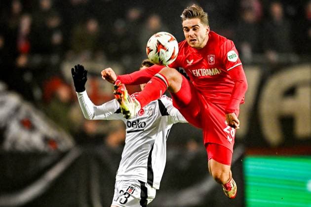 ENSCHEDE, Stadium Grolsch Veste, 30-01-2025 , season 2024 2025 , Europa League during the match Twente - Besiktas FC Twente player Bart van Rooij vs Besiktas JK player Ernest Muci Twente - Besiktas  x27628303x Copyright: