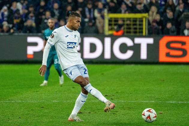 Pass by Kevin Akpoguma TSG 1899 Hoffenheim, 25 RSC Anderlecht vs TSG 1899 Hoffenheim, Football, Europa League, Matchday 8, Season 2024 2025, 30 01 2025 RSC Anderlecht vs TSG 1899 Hoffenheim, Football, Europa League, Matchday 8, Season 2024 2025, 30 01 2025 Brussels Copyright: xEibner-Pressefoto JustinxDerondex EP_JDU