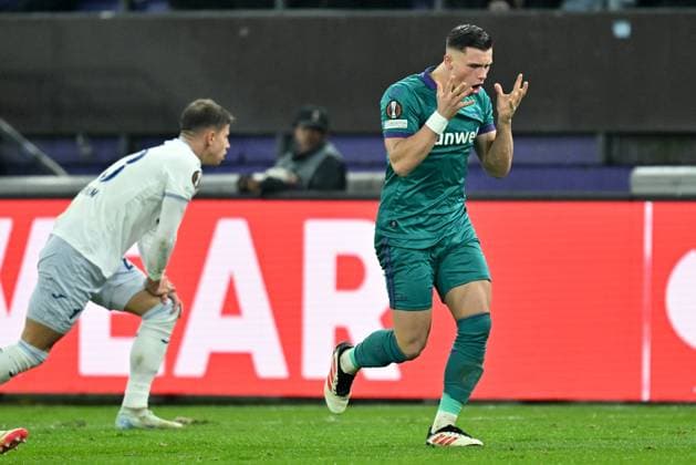 250130 RSC Anderlecht vs TSG Hoffenheim Jan-Carlo Simic (4) of Anderlecht reacts during the league phase - matchday 8 game in the Uefa Europa League season 2024-2025 between Royal Sporting Club Anderlecht and TSG 1899 Hoffenheim from Germany on January 30 , 2025 in Anderlecht, Belgium. (Photo by David Catry Isosport) Anderlecht Belgium  Copyright: xDavidxCatryx 20250130DC2_0766