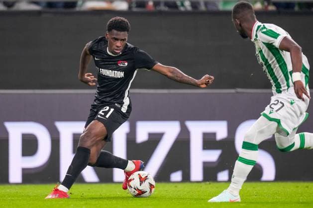 2025-01-30 Ferencvaros v AZ Alkmaar - UEFA Europa League BUDAPEST, HUNGARY - JANUARY 30: Ernest Poku of AZ runs with the ball during the UEFA Europa League match between Ferencvaros and AZ Alkmaar at Ferencvaros Stadion on January 30, 2025 in Budapest, Hungary. Budapest Ferencvaros Stadion Hungary Content not available for redistribution in The Netherlands directly or indirectly through any third parties. Copyright: xEdxvanxdexPolx