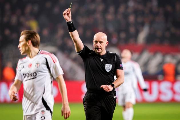2025-01-30 FC Twente v Besiktas JK - UEFA Europa League 2024 25 League Phase MD8 ENSCHEDE, NETHERLANDS - JANUARY 30: Referee Szymon Marciniak shows a yellow card to Milot Rashica of Besiktas JK during the UEFA Europa League 2024 25 League Phase MD8 match between FC Twente and Besiktas JK at De Grolsch Veste on January 30, 2025 in Enschede, Netherlands. Enschede De Grolsch Veste Netherlands Content not available for redistribution in The Netherlands directly or indirectly through any third parties. Copyright: xPeterxLousx