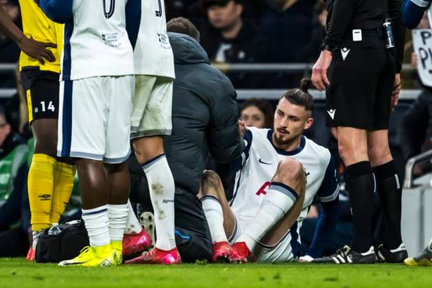 250130 Radu Dragusin of Tottenham Hotspur in pain during the UEFA Europa League football match between Tottenham Hotspur and Elfsborg on January 30, 2025 in London Photo Emma Wallskog BILDBYRAN COP 320 EW0477 fotboll football soccer fotball uefa europa league europa league tottenham hotspur elfsborg bbeng bbauto skada  Copyright: EMMAxWALLSKOG BB250130EW112
