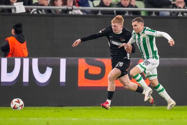 2025-01-30 Ferencvaros v AZ Alkmaar - UEFA Europa League BUDAPEST, HUNGARY - JANUARY 30: Kees Smit of AZ runs with the ball during the UEFA Europa League match between Ferencvaros and AZ Alkmaar at Ferencvaros Stadion on January 30, 2025 in Budapest, Hungary. Budapest Ferencvaros Stadion Hungary Content not available for redistribution in The Netherlands directly or indirectly through any third parties. Copyright: xEdxvanxdexPolx
