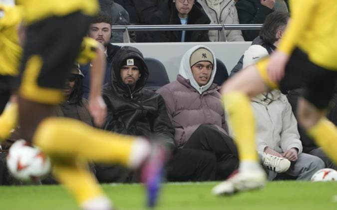 Non used Tottenham players for the night, Dominic Solanke and Brennan Johnson watch the match from pitch side seats in their winter coats Tottenham Hotspur v Elfsborg, UEFA Europa League, Group Stage, Football, Tottenham Hotspur Stadium, London, UK - 30 Jan 2025 EDITORIAL USE ONLY No use with unauthorised audio, video, data, fixture lists, club league logos or live services. Online in-match use limited to 120 images, no video emulation. No use in betting, games or single club league player publications. Copyright: xJedxLeicester Shutterstockx 15122183af