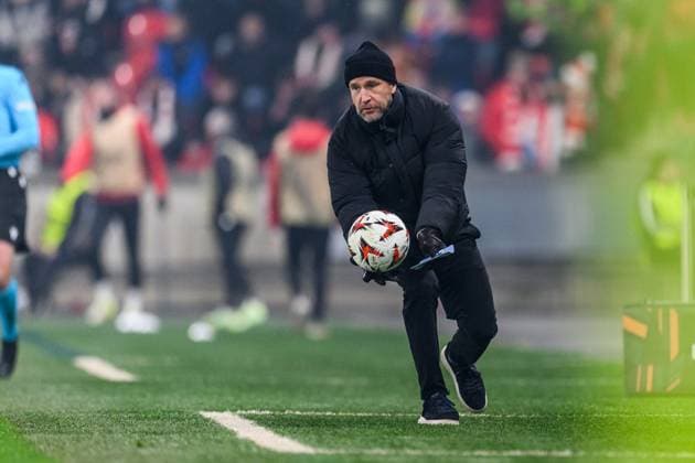250130 Head coach Henrik Rydström of Malmö FF during the UEFA Europa League football match between Slavia Prag and Malmö FF on January 30, 2025 in Prague Photo Mathilda Ahlberg BILDBYRAN kod MA MA0779 fotboll football soccer fotball uefa europa league europa league slavia prag malmö ff bbeng  Copyright: MATHILDAxAHLBERG BB250130MA092
