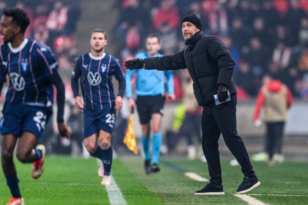 250130 Head coach Henrik Rydström of Malmö FF during the UEFA Europa League football match between Slavia Prag and Malmö FF on January 30, 2025 in Prague Photo Mathilda Ahlberg BILDBYRAN kod MA MA0779 fotboll football soccer fotball uefa europa league europa league slavia prag malmö ff bbeng  Copyright: MATHILDAxAHLBERG BB250130MA094