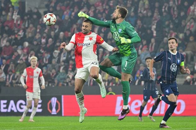 L-R Ondrej Lingr (Slavia) and goalkeeper Ricardo Friedrich (Malmo) in action during the UEFA Europa League, last 8th round match SK Slavia Praha vs Malmo FF, in Prague, Czech Republic, on January 30, 2025. (CTKxPhoto VitxSimanek) CTKPhotoP2025013010664  CTKPhotoP2025013010664