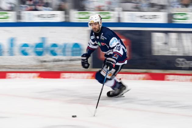 GER, Penny DEL - Iserlohn Roosters vs Loewen Löwen Frankfurt 30.01.2025, Balver Zinn Arena, Iserlohn, GER, Penny DEL - Iserlohn Roosters vs Loewen Löwen Frankfurt Im Bild: Eric Cornel (Inserlohn Roosters, 18) *** GER, Penny DEL Iserlohn Roosters vs Loewen Löwen Frankfurt 30 01 2025, Balver Zinn Arena, Iserlohn, GER, Penny DEL Iserlohn Roosters vs Loewen Löwen Frankfurt In the picture Eric Cornel Inserlohn Roosters, 18 nordphotoxGmbHxx xChristianxSchulze nph000300