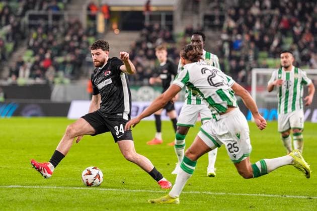 2025-01-30 Ferencvaros v AZ Alkmaar - UEFA Europa League BUDAPEST, HUNGARY - JANUARY 30: Mees de Wit of AZ runs with the ball during the UEFA Europa League match between Ferencvaros and AZ Alkmaar at Ferencvaros Stadion on January 30, 2025 in Budapest, Hungary. Budapest Ferencvaros Stadion Hungary Content not available for redistribution in The Netherlands directly or indirectly through any third parties. Copyright: xEdxvanxdexPolx