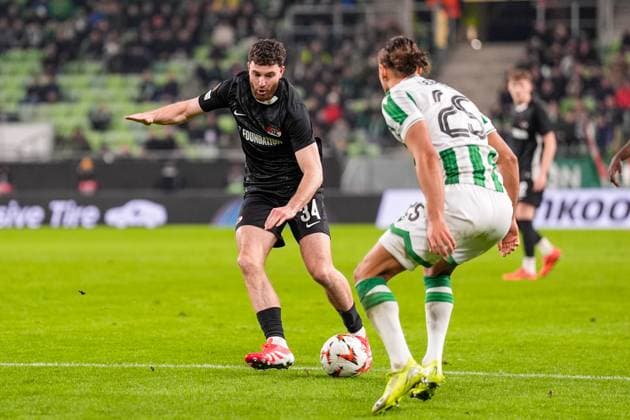 2025-01-30 Ferencvaros v AZ Alkmaar - UEFA Europa League BUDAPEST, HUNGARY - JANUARY 30: Mees de Wit of AZ runs with the ball during the UEFA Europa League match between Ferencvaros and AZ Alkmaar at Ferencvaros Stadion on January 30, 2025 in Budapest, Hungary. Budapest Ferencvaros Stadion Hungary Content not available for redistribution in The Netherlands directly or indirectly through any third parties. Copyright: xEdxvanxdexPolx