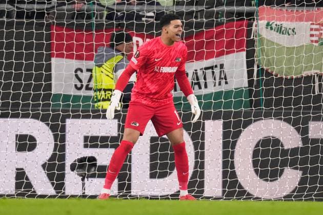 2025-01-30 Ferencvaros v AZ Alkmaar - UEFA Europa League BUDAPEST, HUNGARY - JANUARY 30: Goalkeeper Rome-Jayden Owuso-Oduro of AZ looks on during the UEFA Europa League match between Ferencvaros and AZ Alkmaar at Ferencvaros Stadion on January 30, 2025 in Budapest, Hungary. Budapest Ferencvaros Stadion Hungary Content not available for redistribution in The Netherlands directly or indirectly through any third parties. Copyright: xEdxvanxdexPolx