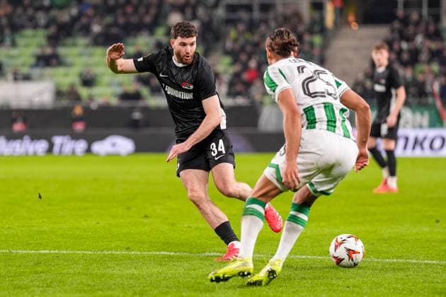2025-01-30 Ferencvaros v AZ Alkmaar - UEFA Europa League BUDAPEST, HUNGARY - JANUARY 30: Mees de Wit of AZ runs with the ball during the UEFA Europa League match between Ferencvaros and AZ Alkmaar at Ferencvaros Stadion on January 30, 2025 in Budapest, Hungary. Budapest Ferencvaros Stadion Hungary Content not available for redistribution in The Netherlands directly or indirectly through any third parties. Copyright: xEdxvanxdexPolx
