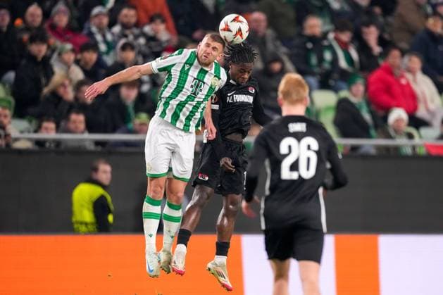 2025-01-30 Ferencvaros v AZ Alkmaar - UEFA Europa League BUDAPEST, HUNGARY - JANUARY 30: Eldar CiviÄ‡ of Ferencvaros and Jayden Addai of AZ battle for possession during the UEFA Europa League match between Ferencvaros and AZ Alkmaar at Ferencvaros Stadion on January 30, 2025 in Budapest, Hungary. Budapest Ferencvaros Stadion Hungary Content not available for redistribution in The Netherlands directly or indirectly through any third parties. Copyright: xEdxvanxdexPolx