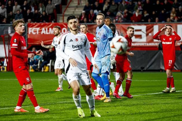 ENSCHEDE - Besiktas JK goalkeeper Mert Gunok during the UEFA Europa League match between FC Twente and Besiktas JK at Stadion De Grolsch Veste on Jan. 30, 2025 in Enschede, Netherlands. ANP VINCENT JANNINK UEFA Europa League 2024 25 League Phase MD8 2024 25 xVIxANPxSportx xxANPxIVx 518738006 originalFilename: 518738006.jpg