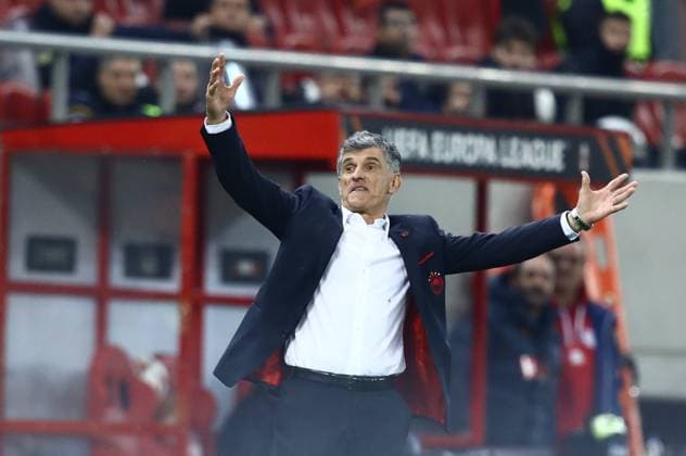 Jose Luis Mendilibar coach of Olympiacos in action during the UEFA Europa League league phase matchdgy 8 soccer match between Olympiacos and Qarabag FK held at Stadium Georgios Karaiskakis in Piraeus, Greece, 30 January 2025. IMAGO ONE INCH PRODUCTIONS PIRAEUS Greece Copyright: xOnexInchxProductionsx 6449548