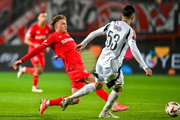 ENSCHEDE, Stadium Grolsch Veste, 30-01-2025 , season 2024 2025 , Europa League during the match Twente - Besiktas FC Twente player Sem Steijn vs Besiktas JK player Emirhan Topcu Twente - Besiktas  x27628700x Copyright: