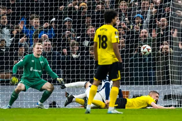 250130 Goalkeeper Isak Pettersson and Sebastian Holmen of Elfsborg looks dejected after the 1 0 goal during the UEFA Europa League football match between Tottenham Hotspur and Elfsborg on January 30, 2025 in London Photo Emma Wallskog BILDBYRAN COP 320 EW0477 fotboll football soccer fotball uefa europa league europa league tottenham hotspur elfsborg bbeng bbauto depp  Copyright: EMMAxWALLSKOG BB250130EW118