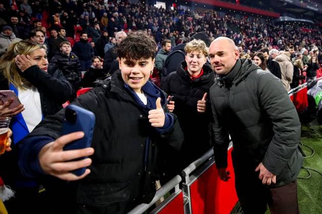 2025-01-30 AFC Ajax v Galatasaray - UEFA Europa League 2024 25 League Phase MD8 AMSTERDAM, NETHERLANDS - JANUARY 30: Moderator Wesley Sneijder with fans during the UEFA Europa League 2024 25 League Phase MD8 match between AFC Ajax and Galatasaray at Johan Cruijff ArenA on January 30, 2025 in Amsterdam, Netherlands. Amsterdam Johan Cruijff ArenA Netherlands Content not available for redistribution in The Netherlands directly or indirectly through any third parties. Copyright: xBenxGalx
