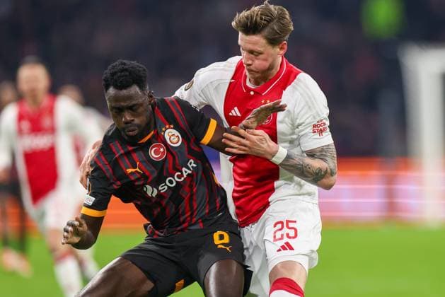 AMSTERDAM, 30-01-2025 , JohanCruijff Arena, football, UEFA Europa League, season 2024 2025, Galatasaray player Davinson Sanchez and Ajax player Wout Weghorst during the match Ajax - Galasataray, Ajax - Galatasaray  x27629042x Copyright: