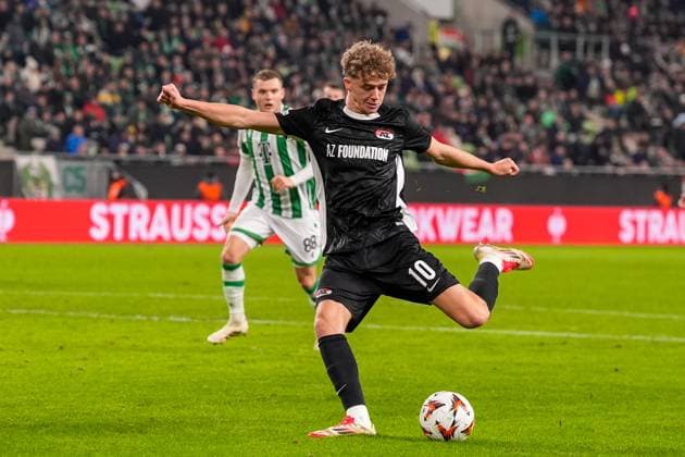2025-01-30 Ferencvaros v AZ Alkmaar - UEFA Europa League BUDAPEST, HUNGARY - JANUARY 30: Sven Mijnans of AZ takes a shot during the UEFA Europa League match between Ferencvaros and AZ Alkmaar at Ferencvaros Stadion on January 30, 2025 in Budapest, Hungary. Budapest Ferencvaros Stadion Hungary Content not available for redistribution in The Netherlands directly or indirectly through any third parties. Copyright: xEdxvanxdexPolx