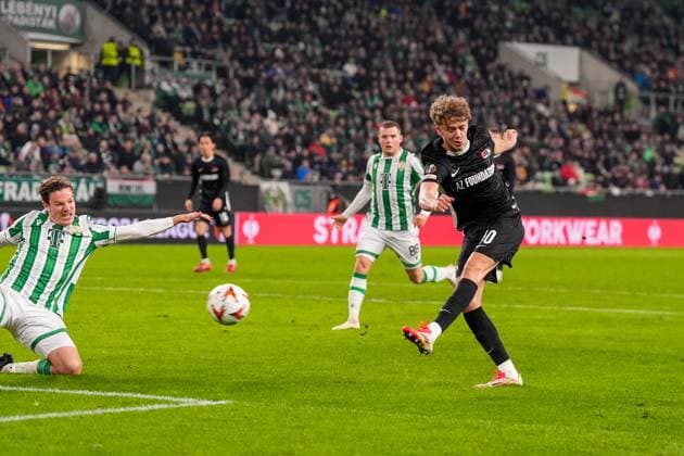 2025-01-30 Ferencvaros v AZ Alkmaar - UEFA Europa League BUDAPEST, HUNGARY - JANUARY 30: Sven Mijnans of AZ takes a shot during the UEFA Europa League match between Ferencvaros and AZ Alkmaar at Ferencvaros Stadion on January 30, 2025 in Budapest, Hungary. Budapest Ferencvaros Stadion Hungary Content not available for redistribution in The Netherlands directly or indirectly through any third parties. Copyright: xEdxvanxdexPolx