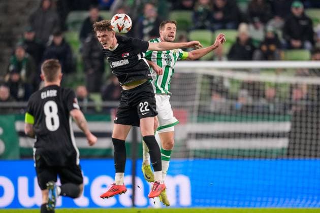 2025-01-30 Ferencvaros v AZ Alkmaar - UEFA Europa League BUDAPEST, HUNGARY - JANUARY 30: Maxim Dekker of AZ and Barnabas Varga of Ferencvaros battle for possession during the UEFA Europa League match between Ferencvaros and AZ Alkmaar at Ferencvaros Stadion on January 30, 2025 in Budapest, Hungary. Budapest Ferencvaros Stadion Hungary Content not available for redistribution in The Netherlands directly or indirectly through any third parties. Copyright: xEdxvanxdexPolx