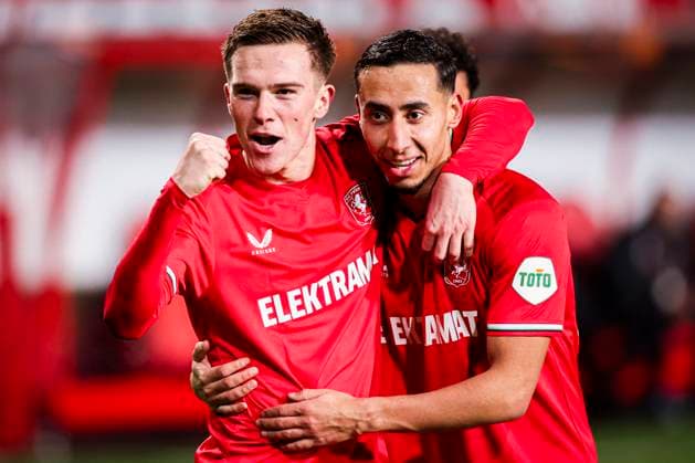Sport Bilder des Tages 2025-01-30 FC Twente v Besiktas JK - UEFA Europa League 2024 25 League Phase MD8 ENSCHEDE, NETHERLANDS - JANUARY 30: Daan Rots of FC Twente celebrates with teammates after scoring his teams first goal during the UEFA Europa League 2024 25 League Phase MD8 match between FC Twente and Besiktas JK at De Grolsch Veste on January 30, 2025 in Enschede, Netherlands. Enschede De Grolsch Veste Netherlands Content not available for redistribution in The Netherlands directly or indirectly through any third parties. Copyright: xPeterxLousx