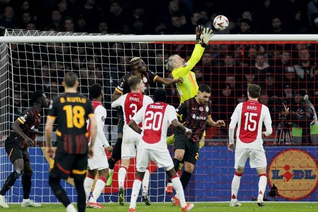 AMSTERDAM - (l-r) Victor Osimhen of Galatasaray SK, Ajax goalkeeper Remko Pasveer during the UEFA Europa League match between AFC Ajax and Galatasaray at the Johan Cruijff ArenA on Jan. 30, 2025 in Amsterdam, Netherlands. ANP KOEN VAN WEEL UEFA Europa League 2024 25 League Phase MD8 2024 25 xVIxANPxSportx xxANPxIVx 518738278 originalFilename: 518738278.jpg