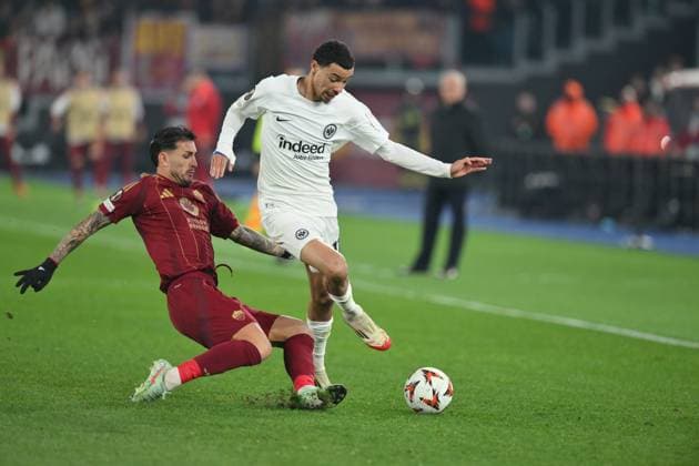 30th January 2025, Stadio Olimpico, Rome, Italy; UEFA Europa League Football; Roma versus Eintracht Frankfurt; Leandro Paredes of AS Roma and Hugo Ekitike of Eintracht Frankfurt compete for the ball  ActionPlus12745537 AllShotLive