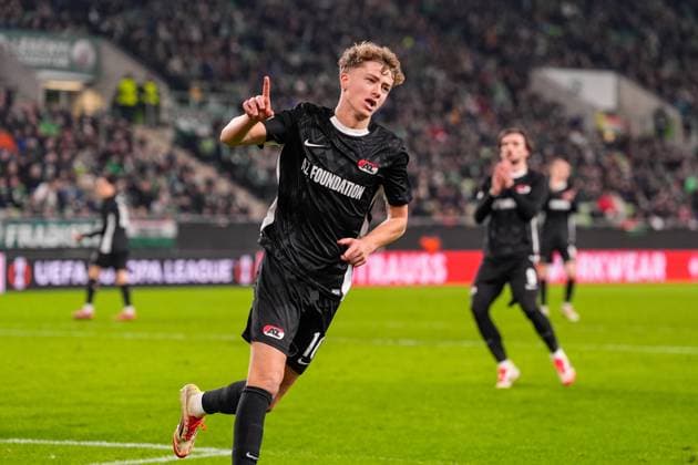 2025-01-30 Ferencvaros v AZ Alkmaar - UEFA Europa League BUDAPEST, HUNGARY - JANUARY 30: Sven Mijnans of AZ celebrates after scoring his teams first goal during the UEFA Europa League match between Ferencvaros and AZ Alkmaar at Ferencvaros Stadion on January 30, 2025 in Budapest, Hungary. Budapest Ferencvaros Stadion Hungary Content not available for redistribution in The Netherlands directly or indirectly through any third parties. Copyright: xEdxvanxdexPolx