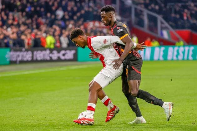 AMSTERDAM , 30-01-2025 , Johan Cruijff Arena , UEFA Europa League football , season 2024 2025, match between Ajax and Galatasaray , Ajax player Jorrel Hato and Galatasaray player Davinson Sanchez Ajax - Galatasaray  x27629117x Copyright: