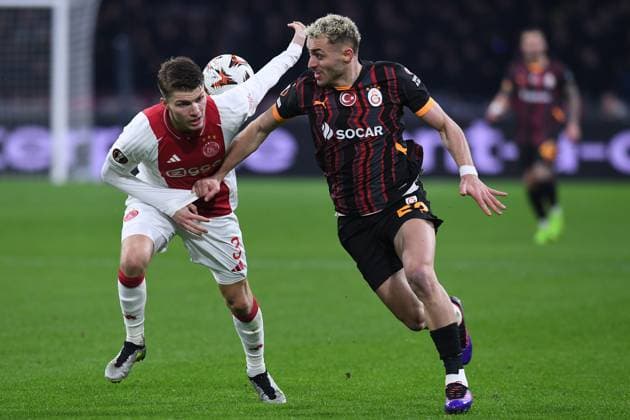 Soccer UEFA Europa League Matchday 8 Ajax Amsterdam Galatasaray SK on 30 01 2025 at the Johan Cruijff ArenA in Amsterdam Jorrel Hato Amsterdam , left Kaan Ayhan Istanbul , right xRx