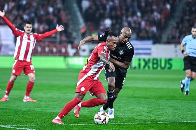 10 Gelson Martins of Olympiacos FC competing with 6 Julio Romao of Qarabag during the Europa League, Matchday 8 match between Olympiacos FC and Qarabag at Georgios Karaiskakis Stadium in Piraeus, Greece, on January 30, 2025.  Copyright: xStefanosxKyriazis IPAxSportx xipa-agency.netx xx IPA_53474022 IPA_Agency_IPA53474022