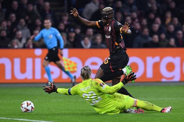 Soccer UEFA Europa League Matchday 8 Ajax Amsterdam Galatasaray SK on 30 01 2025 at the Johan Cruijff ArenA in Amsterdam Remko Pasveer Amsterdam , front Victor Osimhen Istanbul , back xRx