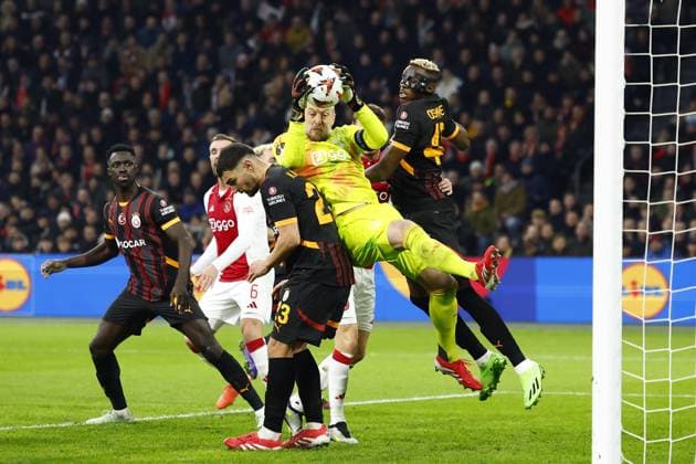 AMSTERDAM - (l-r) Kaan Ayhan of Galatasaray SK, Ajax goalkeeper Remko Pasveer, Victor Osimhen of Galatasaray SK during the UEFA Europa League match between AFC Ajax and Galatasaray at the Johan Cruijff ArenA on Jan. 30, 2025 in Amsterdam, Netherlands. ANP SEM VAN DER WAL UEFA Europa League 2024 25 League Phase MD8 2024 25 xVIxANPxSportx xxANPxIVx 518738522 originalFilename: 518738522.jpg