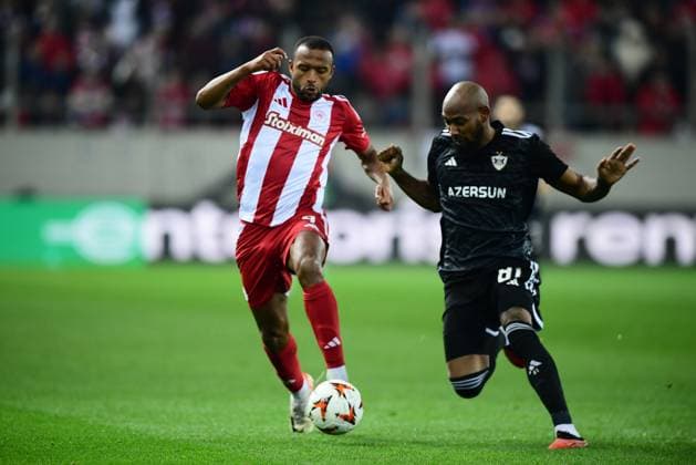 Ayoub El Kaabi of Olympiacos in action against Kevin Medina of Qarabag FK during the UEFA Europa League league phase matchdgy 8 soccer match between Olympiacos and Qarabag FK held at Stadium Georgios Karaiskakis in Piraeus, Greece, 30 January 2025. IMAGO ONE INCH PRODUCTIONS PIRAEUS Greece Copyright: xOnexInchxProductionsx 6449744