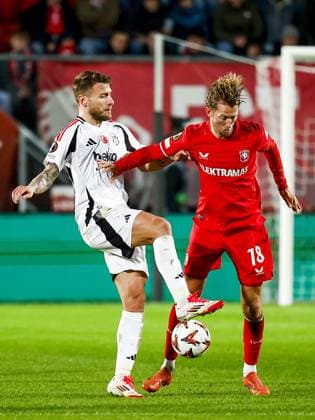 ENSCHEDE - (l-r) Ciro Immobile of Besiktas JK, Michel Vlap of FC Twente during the UEFA Europa League match between FC Twente and Besiktas JK at Stadion De Grolsch Veste on Jan. 30, 2025 in Enschede, Netherlands. ANP VINCENT JANNINK UEFA Europa League 2024 25 League Phase MD8 2024 25 xVIxANPxSportx xxANPxIVx 518738973 originalFilename: 518738973.jpg