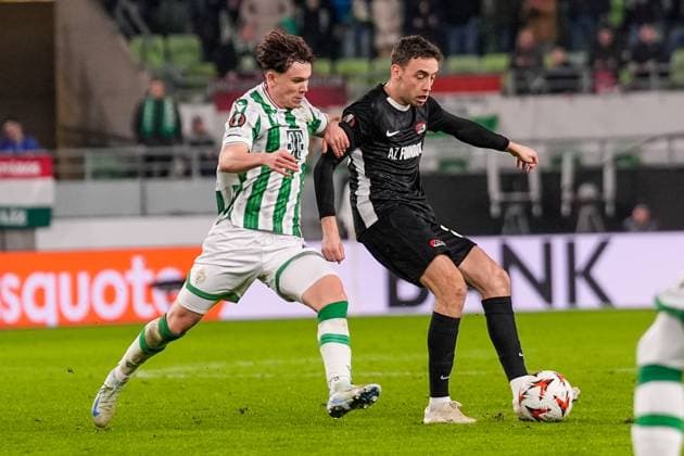 2025-01-30 Ferencvaros v AZ Alkmaar - UEFA Europa League BUDAPEST, HUNGARY - JANUARY 30: Zico Buurmeester of AZ and Alex Toth of Ferencvaros battle for possession during the UEFA Europa League match between Ferencvaros and AZ Alkmaar at Ferencvaros Stadion on January 30, 2025 in Budapest, Hungary. Budapest Ferencvaros Stadion Hungary Content not available for redistribution in The Netherlands directly or indirectly through any third parties. Copyright: xEdxvanxdexPolx