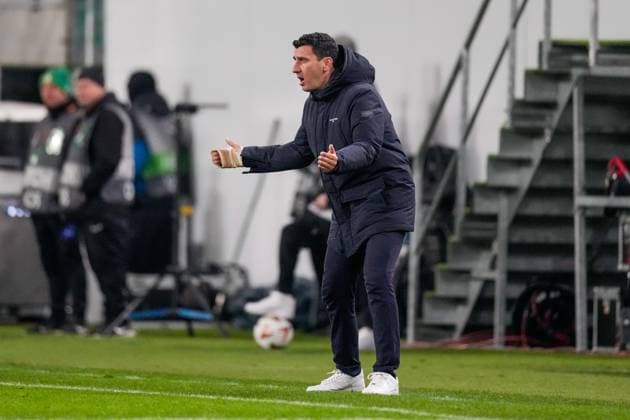 2025-01-30 Ferencvaros v AZ Alkmaar - UEFA Europa League BUDAPEST, HUNGARY - JANUARY 30: Head coach Maarten Martens of AZ shouts during the UEFA Europa League match between Ferencvaros and AZ Alkmaar at Ferencvaros Stadion on January 30, 2025 in Budapest, Hungary. Budapest Ferencvaros Stadion Hungary Content not available for redistribution in The Netherlands directly or indirectly through any third parties. Copyright: xEdxvanxdexPolx