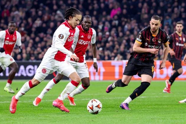 2025-01-30 AFC Ajax v Galatasaray - UEFA Europa League 2024 25 League Phase MD8 AMSTERDAM, NETHERLANDS - JANUARY 30: Kian Fitz-Jim of AFC Ajax runs with the ball and will score a goal during the UEFA Europa League 2024 25 League Phase MD8 match between AFC Ajax and Galatasaray at Johan Cruijff ArenA on January 30, 2025 in Amsterdam, Netherlands. Amsterdam Johan Cruijff ArenA Netherlands Content not available for redistribution in The Netherlands directly or indirectly through any third parties. Copyright: xBenxGalx