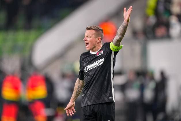 2025-01-30 Ferencvaros v AZ Alkmaar - UEFA Europa League BUDAPEST, HUNGARY - JANUARY 30: Jordy Clasie of AZ shouts during the UEFA Europa League match between Ferencvaros and AZ Alkmaar at Ferencvaros Stadion on January 30, 2025 in Budapest, Hungary. Budapest Ferencvaros Stadion Hungary Content not available for redistribution in The Netherlands directly or indirectly through any third parties. Copyright: xEdxvanxdexPolx