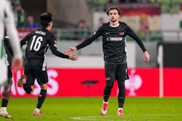 2025-01-30 Ferencvaros v AZ Alkmaar - UEFA Europa League BUDAPEST, HUNGARY - JANUARY 30: Troy Parrott of AZ celebrates after scoring his teams second goal with Seiya Maikuma of AZ during the UEFA Europa League match between Ferencvaros and AZ Alkmaar at Ferencvaros Stadion on January 30, 2025 in Budapest, Hungary. Budapest Ferencvaros Stadion Hungary Content not available for redistribution in The Netherlands directly or indirectly through any third parties. Copyright: xEdxvanxdexPolx